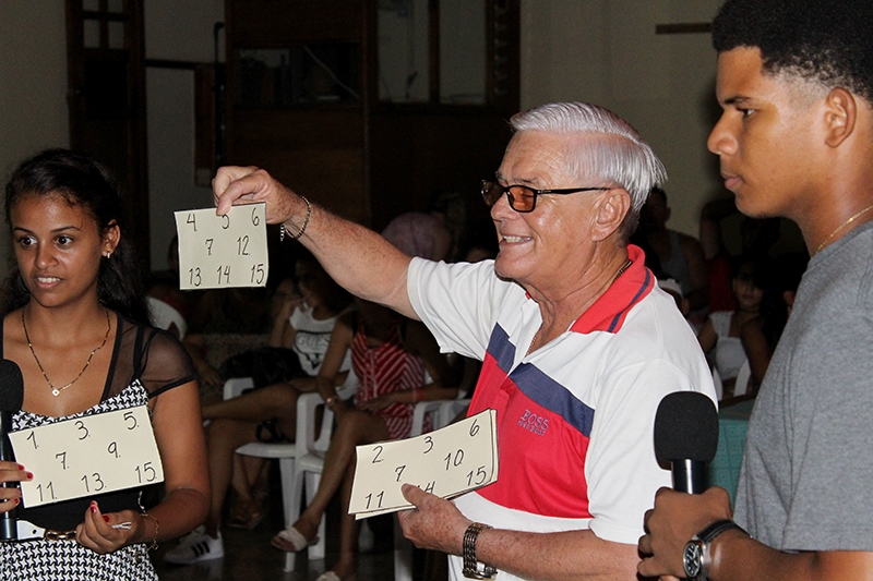 El pastor José Ricardo García Soler realiza un juego de participación durante la Noche de talentos