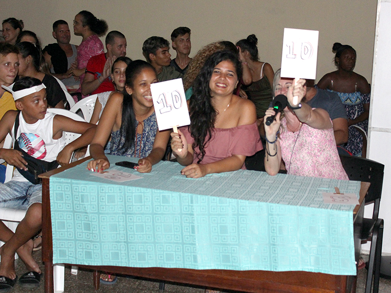 Integrantes del jurado durante la Noche de talentos