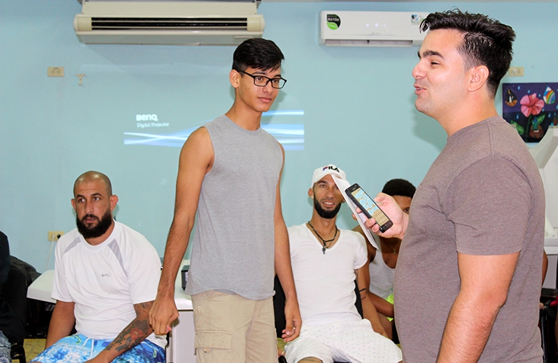 Yasiel Pérez Díaz (derecha) debate con los jóvenes sobre aspectos a tener en cuenta al publicar en las Redes sociales