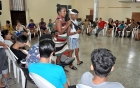 Valia Solis Peraza, coordinadora de de la Psicopastoral realiza una dinámica participativa