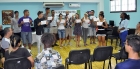 Yaimaralis Aldazabal, psicóloga (derecha), durante una dinámica de integración de los jóvenes