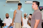 Yasiel Pérez Díaz (derecha) debate con los jóvenes sobre aspectos a tener en cuenta al publicar en las Redes sociales