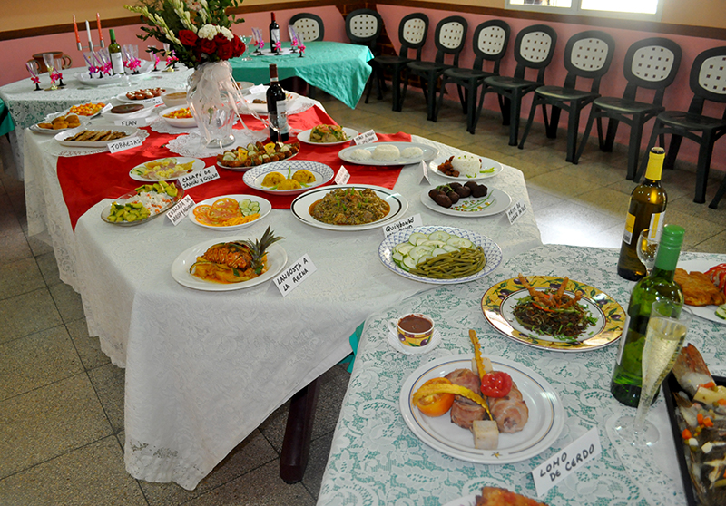 Mesa bufet preparada por los participantes