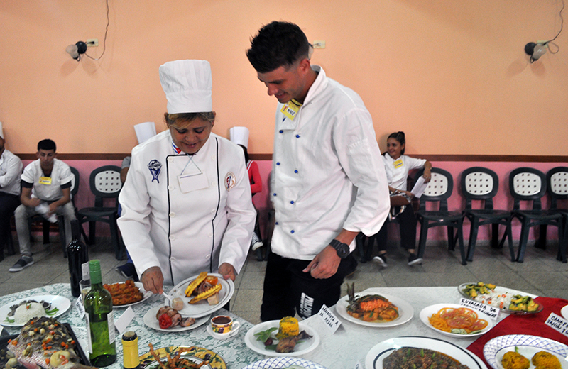 Naicy Gutiérrez Hernández , una de las facilitadoras del taller hace una demostración práctica sobre la estética de la disposición de los alimentos