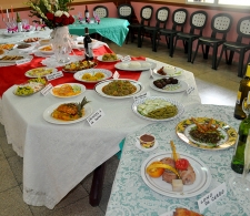 Mesa bufet preparada por los participantes