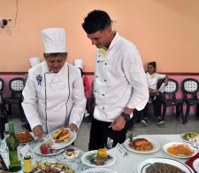 Naicy Gutiérrez Hernández , una de las facilitadoras del taller hace una demostración práctica sobre la estética de la disposición de los alimentos