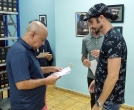 Diego Valdés, coordinador del Centro Cultural, conversa con el artista Deril Varela