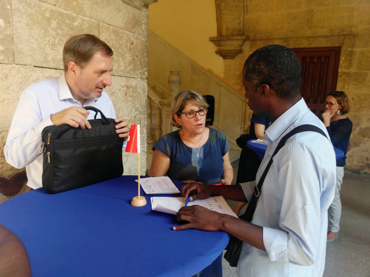 Yulexis Querol, representante de Enernova S.R.L, una de las mipymes dedicada al reciclaje y la reutilización conversa con portavoces de la embajada de Suiza en Cuba
