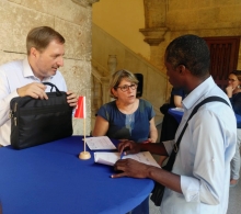Yulexis Querol, representante de Enernova S.R.L, una de las mipymes dedicada al reciclaje y la reutilización conversa con portavoces de la embajada de Suiza en Cuba