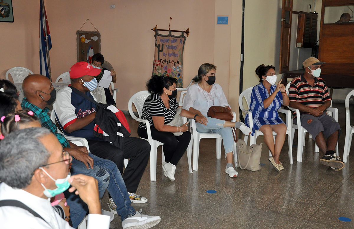 Los participantes intercambian experiencias