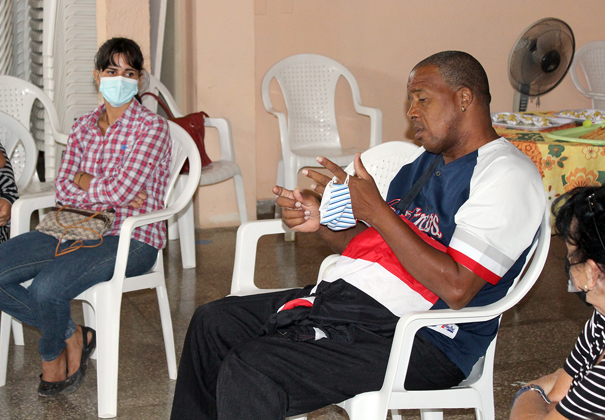 Carlos A. Guillén, representante del proyecto comunitario Weniliere cardenense, aportó la visión de las religiones de origen africano