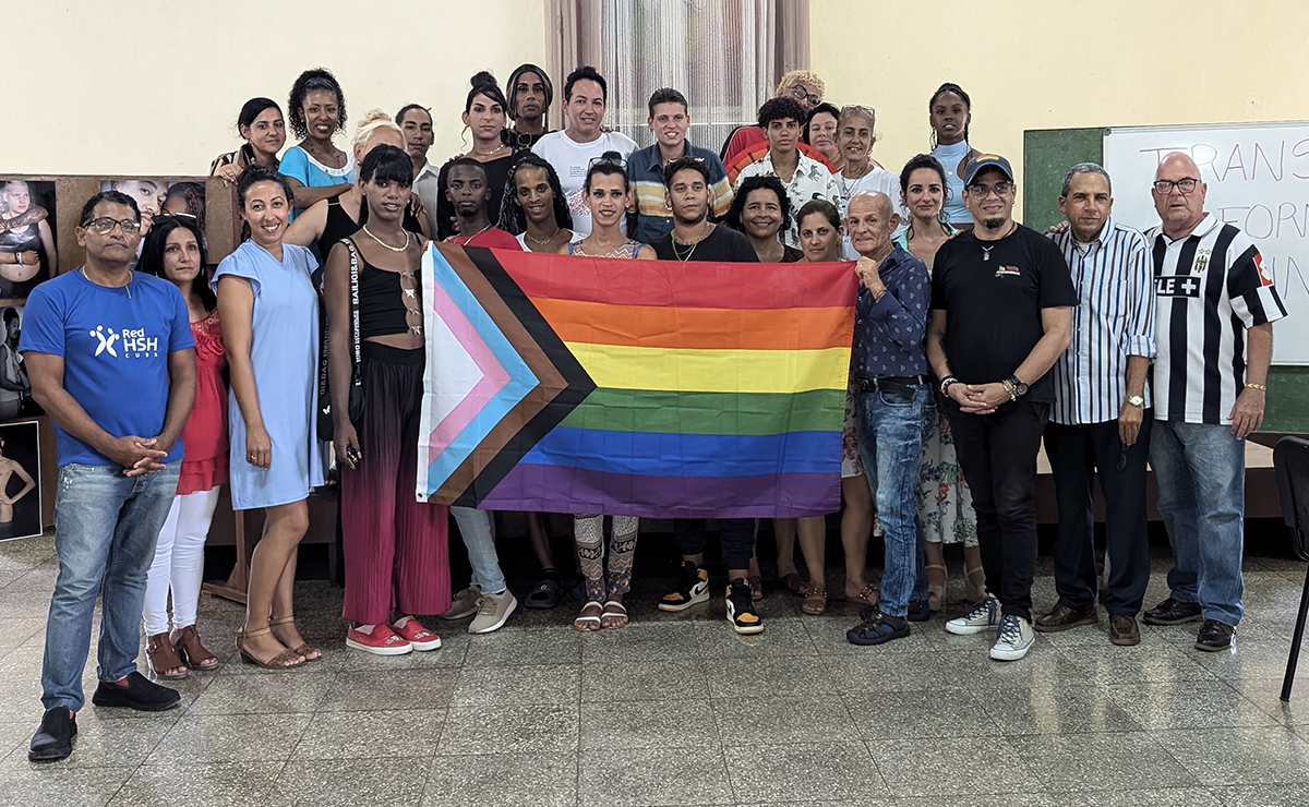 Los participantes en el Taller comparten una foto de grupo junto a facilitadores y especialistas