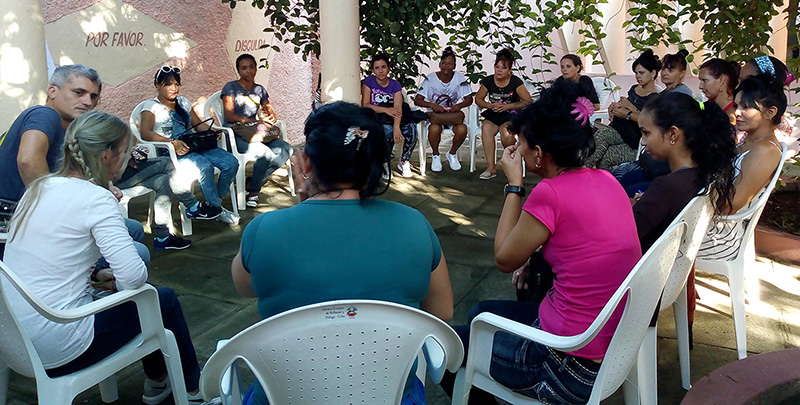 Rocío Fernández y Frank A. Velázquez, especialistas del CCRD-C (a la izquierda) comparten sus saberes y experiencias