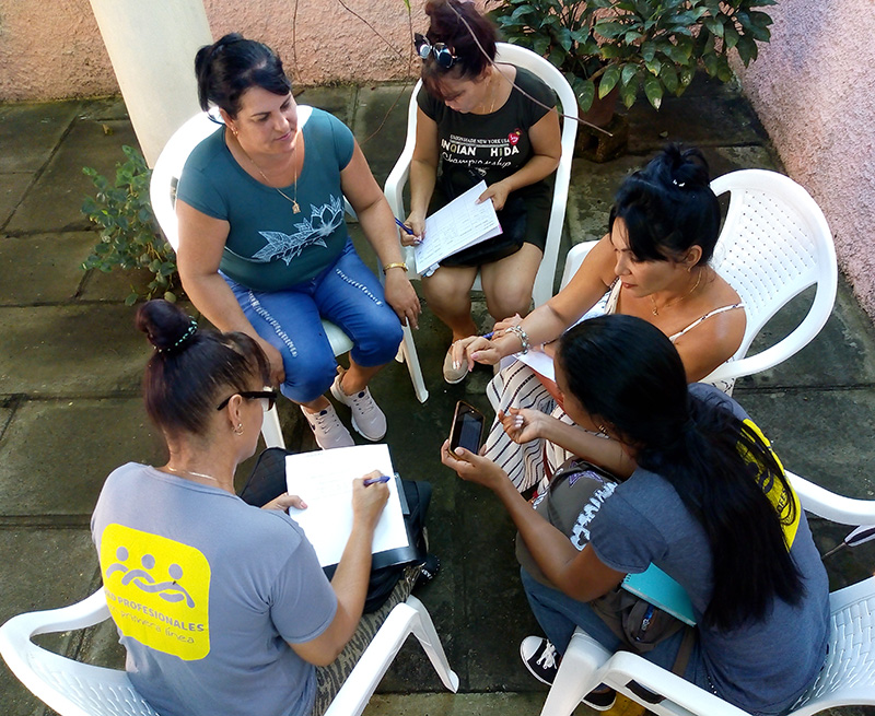 Trabajo en equipos, siguiendo la metodología Grupos de Reflexión