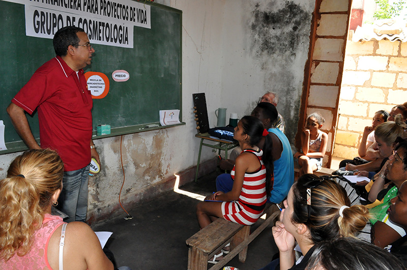 Profesor Alfredo Rojas Donatién, especialista en mercadotecnia (de pie)