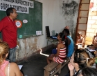 Profesor Alfredo Rojas Donatién, especialista en mercadotecnia (de pie)