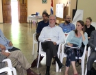Rev. Raimundo García Franco, fundador del CCRD-C (izquierda), conversa con la delegación sobre los inicios de la institución
