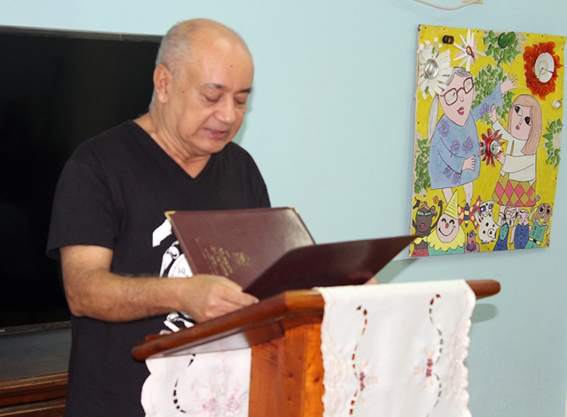 Apertura del tiempo devocional, por el profesor Diego Valdés