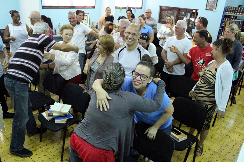 Compartiendo un abrazo