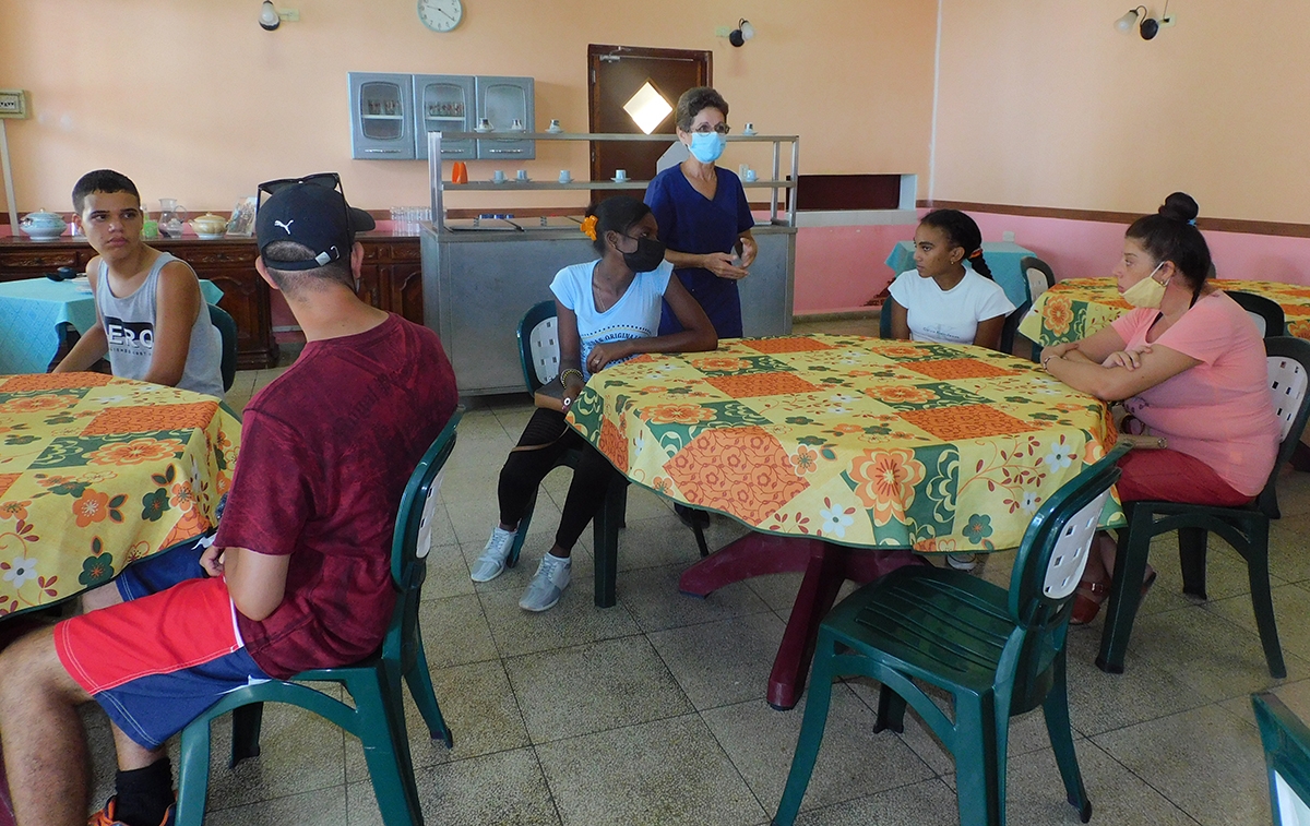 Clase práctica sobre técnicas gastronómicas y de servicio (el montaje de la mesa)