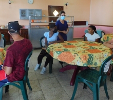 Clase práctica sobre técnicas gastronómicas y de servicio (el montaje de la mesa)