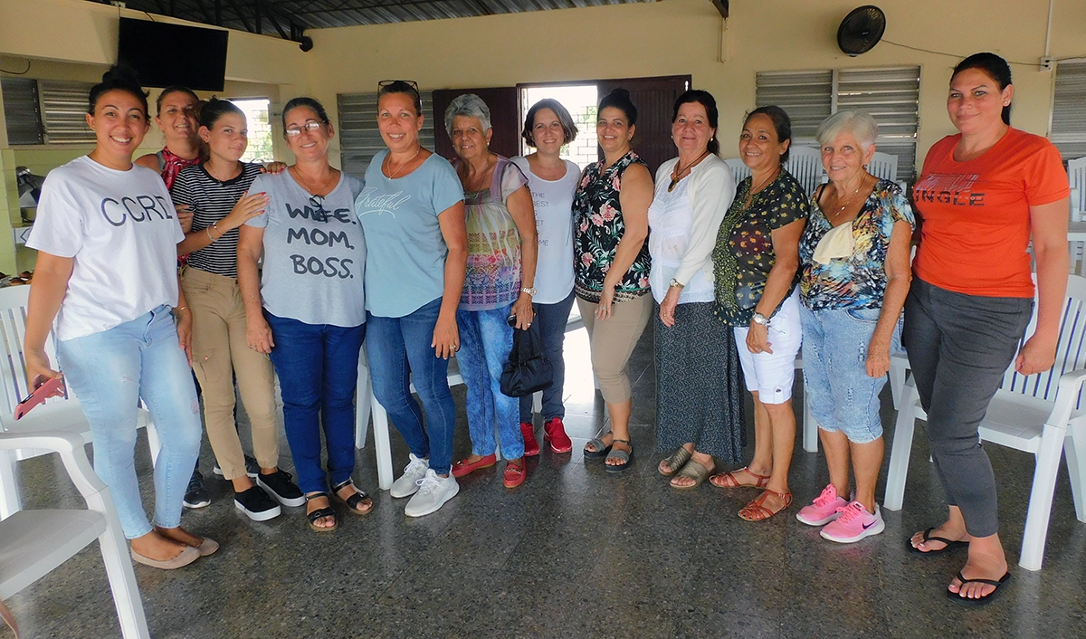 La psicóloga Yessi Sánchez (izquierda) junto a las asistentes al taller