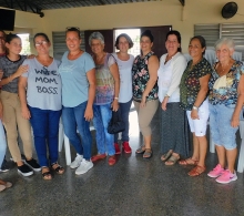 La psicóloga Yessi Sánchez (izquierda) junto a las asistentes al taller