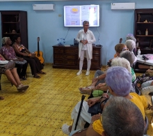 La doctora María del Carmen Sanabria realizó un conversatorio sobre el descanso y la importancia de garantizar el sueño en la tercera edad.