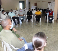 Juan C. Rodríguez, subdirector del CCRD-C (camisa a cuadros) comenta sobre el programa Emergencia comunitaria, que  responde rápida y eficazmente a emergencias humanitarias con recursos propios