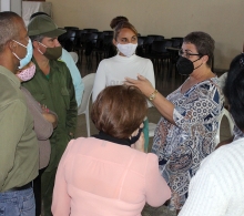 La directora ejecutiva, Ms. C Rita M. García conversa con representantes de organismos e instituciones del municipio y de la provincia