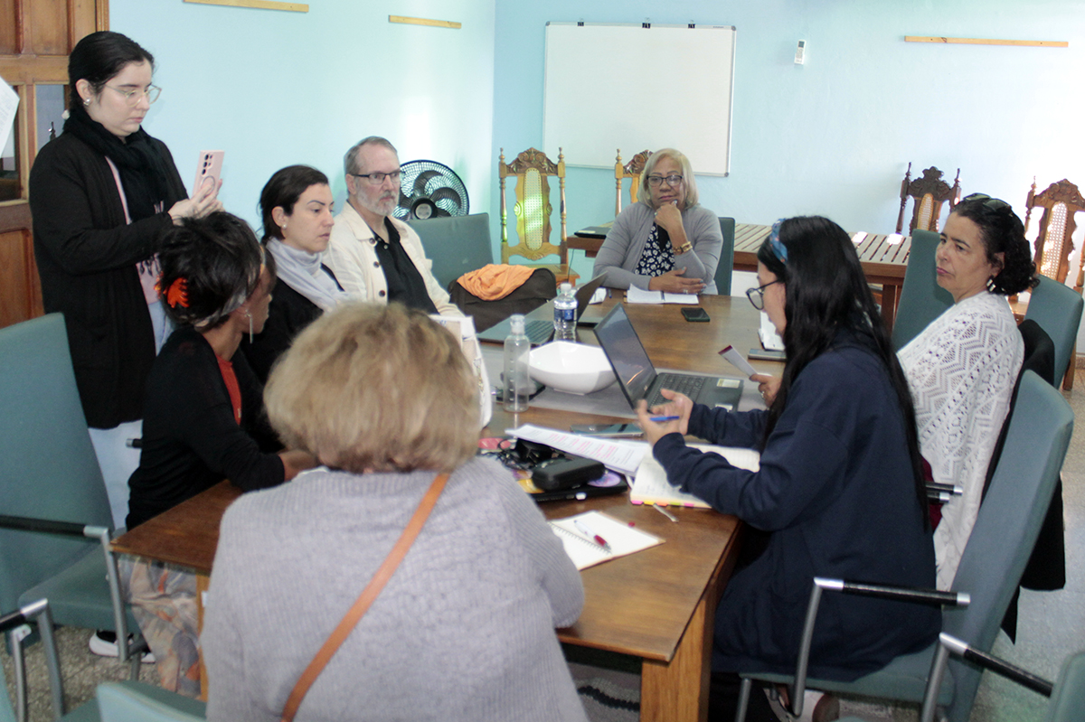 Lorena Conde, coordinadora de Proyectos del CCRD-Cuba explica el proceso de autodiagnóstico de CHS de la institución