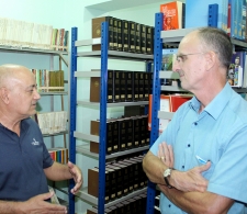 Sr. Joseph Weiss, Ministro Consejero y Cefe de Cultura de la Embajada de Alemania (izquierda) conversa con Diego Valdés, coordinador