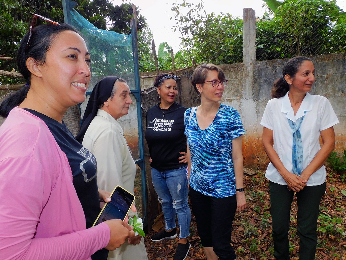 Al encuentro asistió, además, una lideresa de la Iglesia Cristiana Reformada de Bolondrón (derecha)