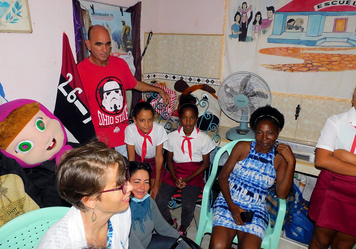 Bonnie dialoga con líderes, infantes y familiares beneficiados por el proyecto, de la localidad Humberto Álvarez