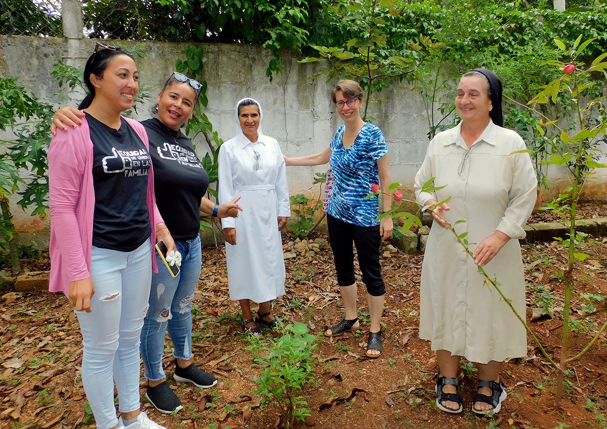 En el patio de la casa de las hermanas de la Iglesia Católica, han cosechado flor de Jamaica que obtuvieron en la finca El Retiro
