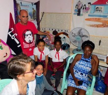 Bonnie dialoga con líderes, infantes y familiares beneficiados por el proyecto, de la localidad Humberto Álvarez