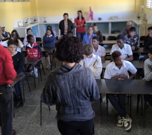Durante un conversatorio con los participantes del proyecto