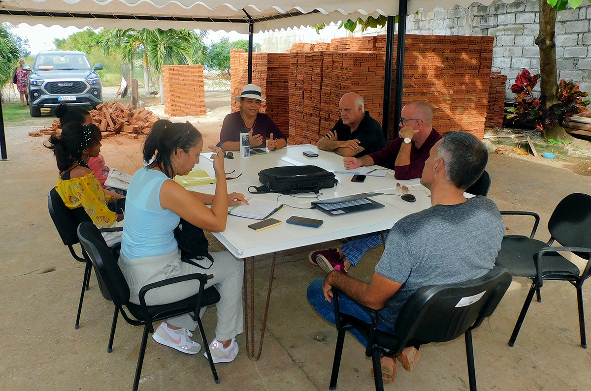 Yenia Pupo, coordinadora del Programa Académico del CCRD-Cuba (al centro) se interesó por las actividades que desarrolla el proyecto comunitario