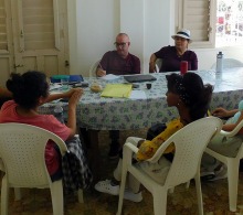 El pastor Edelberto Valdés (izquierda) comentó sobre los proyectos en que está implicada la iglesia que lidera