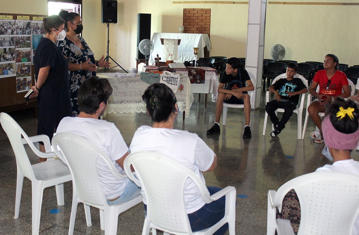 En intercambio con adolescentes, sobre diversas temáticas como bullying y violencia