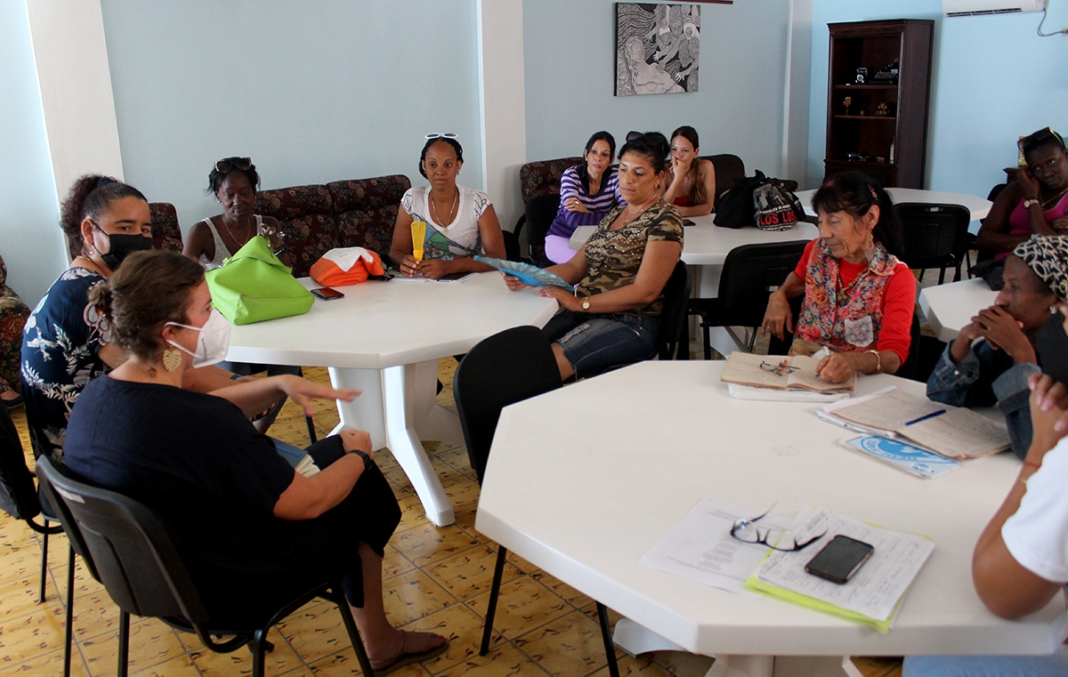 Conversando con un grupo de mujeres beneficiadas por nuestras capacitaciones