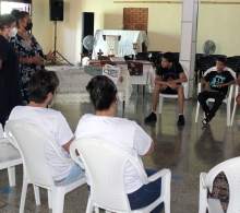 En intercambio con adolescentes, sobre diversas temáticas como bullying y violencia