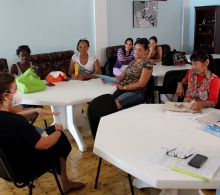 Conversando con un grupo de mujeres beneficiadas por nuestras capacitaciones