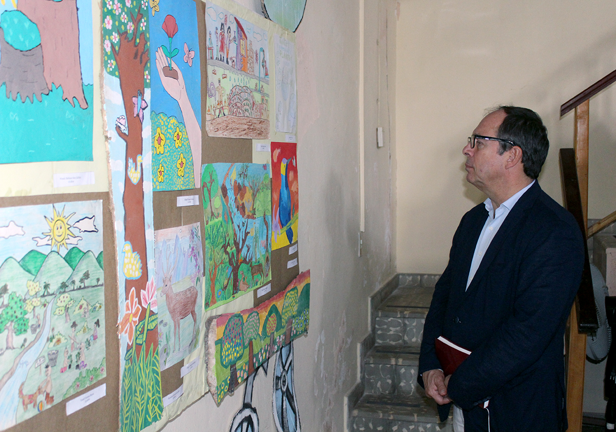 Laurent Burin des Roziers, embajador de Francia en Cuba, se interesó por los dibujos y pinturas presentados en el Salón Infantil Cultura de Paz