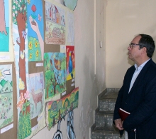 Laurent Burin des Roziers, embajador de Francia en Cuba, se interesó por los dibujos y pinturas presentados en el Salón Infantil Cultura de Paz