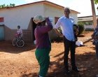 El Dr. Dawid Danilo Bartelt conversa con trabajadores agrícolas en la Finca El Retiro