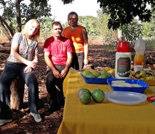 Representante de la Fundación Sueca visita a campesino beneficiado