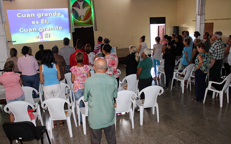 Durante el devocional, entonando el himno Cuan grande es Él