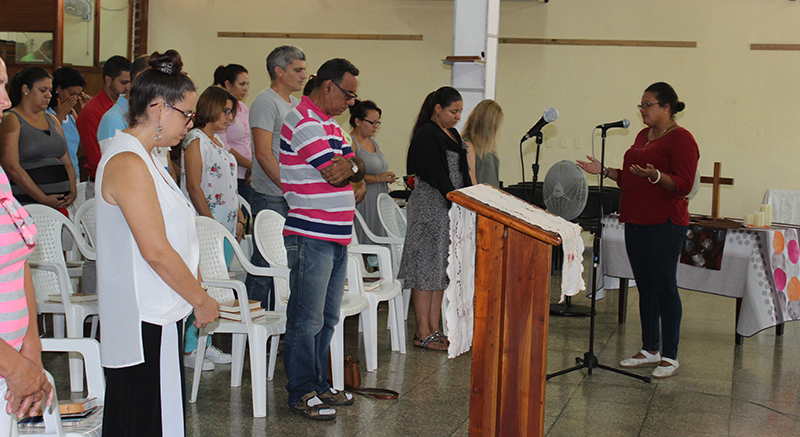 La Rev. Yamilka Hernández Guzmán, durante el momento de Oración final y Bendición