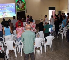 Durante el devocional, entonando el himno Cuan grande es Él